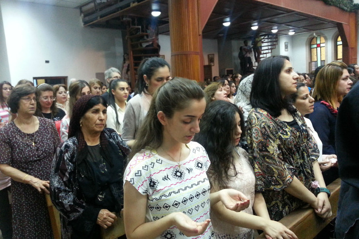 KiN Christen beim Gebet in der Kirche Irak 740x493