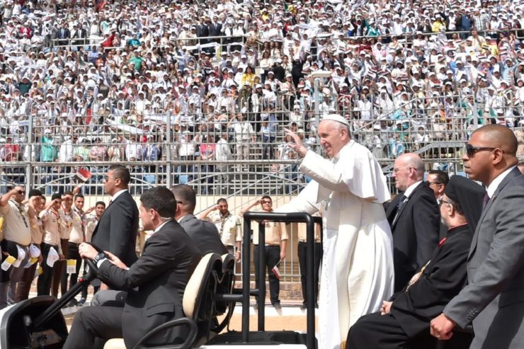 Egito: Papa celebra missa com 25 mil em estádio no Cairo