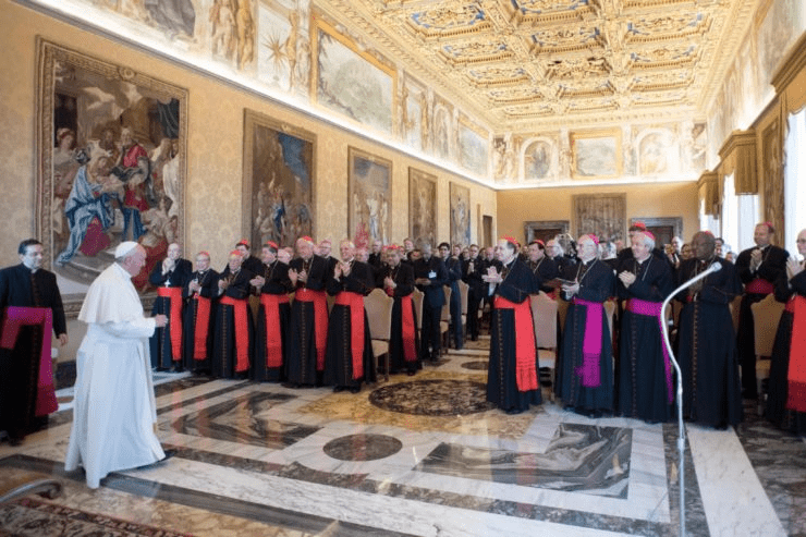 Papa pede aos bispos que acompanhem os padres mais jovens